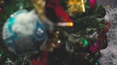 Tebrik sezon kavramı. Noel ağacı ve süslemeleri ile el ayarı sunar ve masada beyaz tahta yukarıdan yağan kar 4 k (Uhd süsler)