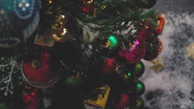 Tebrik sezon kavramı. Noel ağacı ve süslemeleri ile el ayarı sunar ve masada beyaz tahta yukarıdan yağan kar 4 k (Uhd süsler)