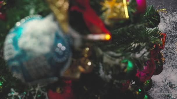 问候季节概念 圣诞树和装饰品的手设置与礼物和装饰品在白色木桌从上面以下落的雪在 Uhd — 图库视频影像