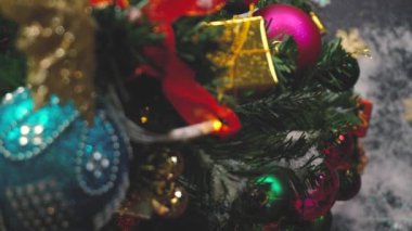 Tebrik sezon kavramı. Noel ağacı ve süslemeleri ile el ayarı sunar ve masada beyaz tahta yukarıdan yağan kar 4 k (Uhd süsler)