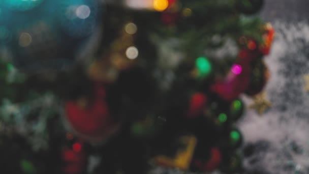 Χαιρετισμός Σεζόν Έννοια Χέρι Ρύθμιση Χριστουγεννιάτικο Δέντρο Και Διακοσμήσεις Παρουσιάζει — Αρχείο Βίντεο