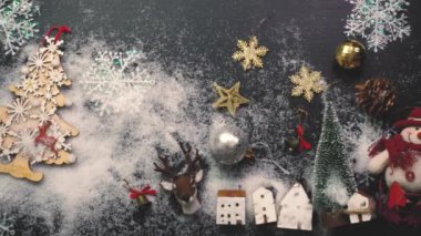 Tebrik sezon kavramı. Noel ağacı ve süslemeleri ile el ayarı sunar ve masada beyaz tahta yukarıdan yağan kar 4 k (Uhd süsler)