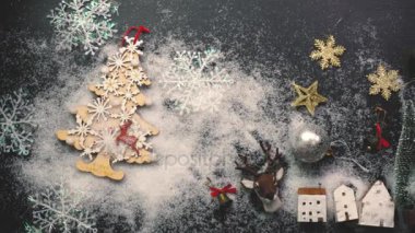 Tebrik sezon kavramı. Noel ağacı ve süslemeleri ile el ayarı sunar ve masada beyaz tahta yukarıdan yağan kar 4 k (Uhd süsler)