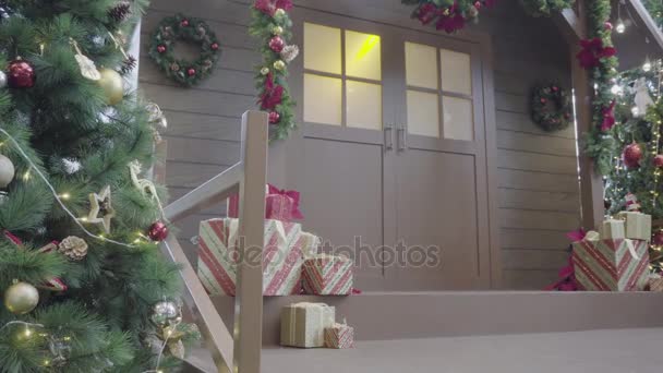 グリーティング シーズン コンセプト クリスマス ツリーの装飾的なライト Uhd のドアとホームのフロントに飾りのショットをジンバルします — ストック動画