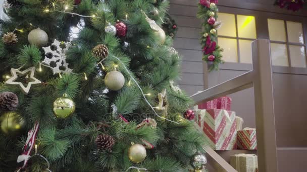 问候季节概念 在圣诞树上装饰灯和前家与门在 Uhd 万向节拍摄 — 图库视频影像