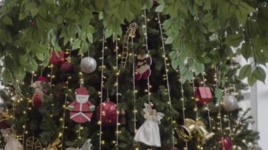 Tebrik sezon kavramı. Dekoratif ışık ve 4 k (Uhd yağan kar ile büyük Noel ağacı süsler kadeh gimbal)