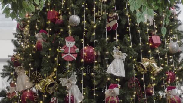 Grußsaisonkonzept Gimbal Shot Von Ornamenten Auf Einem Großen Weihnachtsbaum Mit — Stockvideo