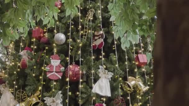 Concepto Temporada Saludo Gimbal Adornos Gran Árbol Navidad Con Luz — Vídeo de stock