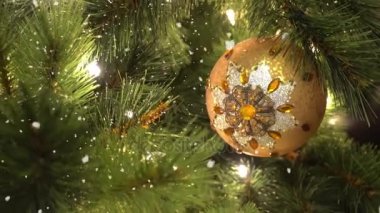 Tebrik sezon kavramı. Dekoratif ışık ve 4 k (Uhd yağan kar ile büyük Noel ağacı süsler kadeh gimbal)