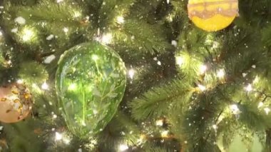 Tebrik sezon kavramı. Dekoratif ışık ve 4 k (Uhd yağan kar ile büyük Noel ağacı süsler kadeh gimbal)