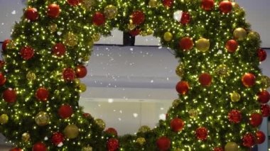 Tebrik sezon kavramı. Dekoratif ışık ve 4 k (Uhd yağan kar ile büyük Noel ağacı süsler kadeh gimbal)