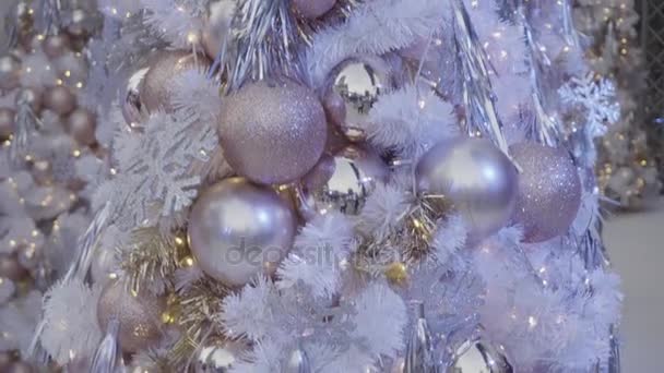 Grußsaisonkonzept Gimbal Shot Von Ornamenten Auf Einem Großen Weihnachtsbaum Mit — Stockvideo