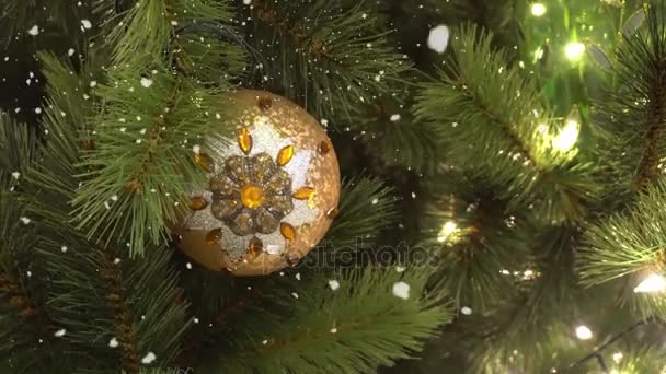 グリーティング シーズン コンセプト 装飾的なライトと Uhd 雪の大きなクリスマス ツリーの飾りのジンバル ショット — ストック動画