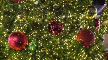 Tebrik sezon kavramı. Dekoratif ışık ve 4 k (Uhd yağan kar ile büyük Noel ağacı süsler kadeh gimbal)