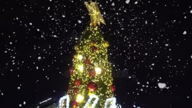 Tebrik sezon kavramı. Dekoratif ışık ve 4 k (Uhd yağan kar ile büyük Noel ağacı süsler kadeh gimbal)