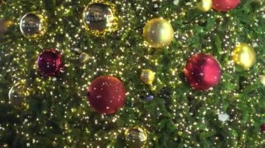 Tebrik sezon kavramı. Dekoratif ışık ve 4 k (Uhd yağan kar ile büyük Noel ağacı süsler kadeh gimbal)