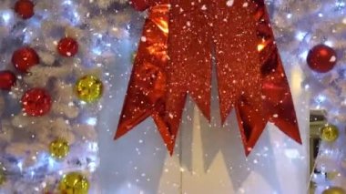 Tebrik sezon kavramı. Dekoratif ışık ve 4 k (Uhd yağan kar ile büyük Noel ağacı süsler kadeh gimbal)