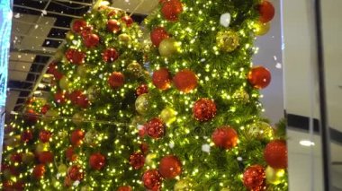 Tebrik sezon kavramı. Dekoratif ışık ve 4 k (Uhd yağan kar ile büyük Noel ağacı süsler kadeh gimbal)