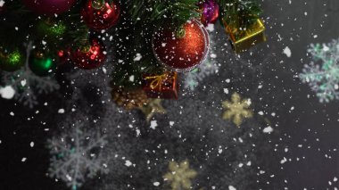 Sezon concept.hand ayarda bir Noel süsler tebrik