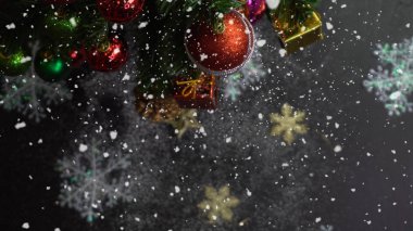 Sezon concept.hand ayarda bir Noel süsler tebrik