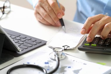 Sağlık masrafları ve ücretleri kavramı. Bir ca akıllı doktor el kullanılan