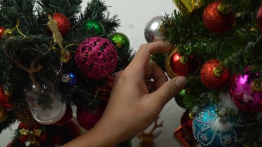 Sezon concept.hand ayarda bir Noel süsler tebrik