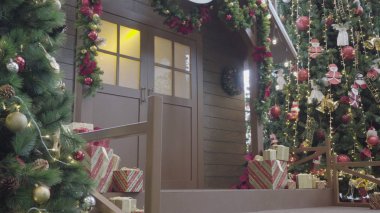 Tebrik sezon kavramı. Dekoratif ışık ve ön kapı ile ev ile Noel ağacı süsler kadeh gimbal 