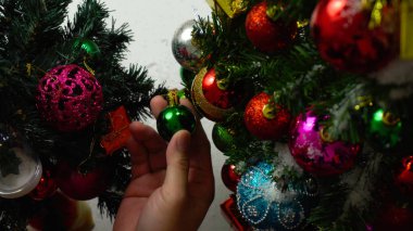 Sezon concept.hand ayarda bir Noel süsler tebrik