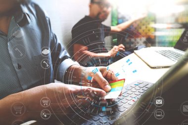 Bir belge üzerinde birlikte çalışma ve kullanarak iş adamları akıllı telefon