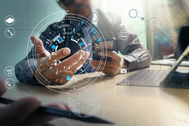 La ile modern ofis cep telefonuyla işadamı eller