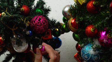 Sezon concept.hand ayarda bir Noel süsler tebrik