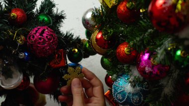 Sezon concept.hand ayarda bir Noel süsler tebrik