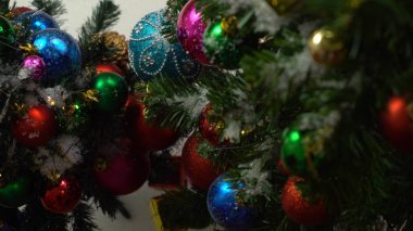 Sezon concept.hand ayarda bir Noel süsler tebrik