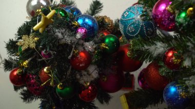 Sezon concept.hand ayarda bir Noel süsler tebrik