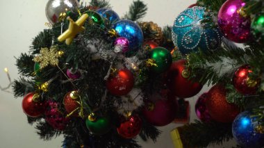 Sezon concept.hand ayarda bir Noel süsler tebrik