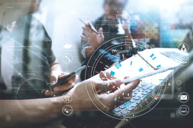 Bir belge üzerinde birlikte çalışma ve kullanarak iş adamları akıllı telefon