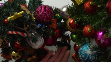 Sezon concept.hand ayarda bir Noel süsler tebrik