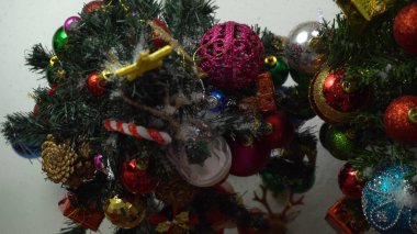 Sezon concept.hand ayarda bir Noel süsler tebrik