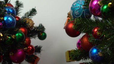 Sezon concept.hand ayarda bir Noel süsler tebrik