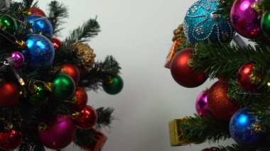 Sezon concept.hand ayarda bir Noel süsler tebrik