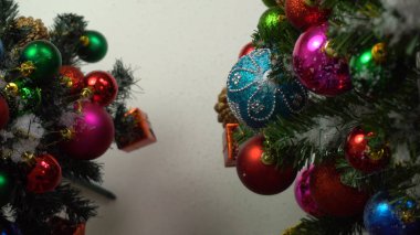 Sezon concept.hand ayarda bir Noel süsler tebrik