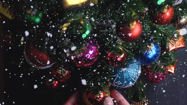 Greeting Season concept.close de ornamentos em um tre de Natal — Fotografia de Stock