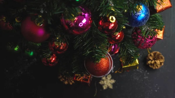 Temporada de saudação concept.hand configuração de ornamentos em um Natal — Fotografia de Stock