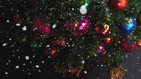 Temporada de saudação concept.hand configuração de ornamentos em um Natal — Fotografia de Stock