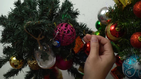 La temporada de felicitación concept.hand ajuste de los adornos en una Navidad — Foto de Stock