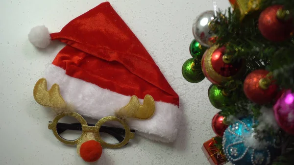 Groet seizoen concept.hand instelling van ornamenten op een kerstfeest — Stockfoto