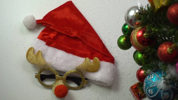 Saluto Stagione concept.hand impostazione di ornamenti su un Natale — Foto Stock