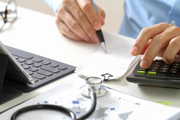 Healthcare costs and fees concept.Hand of smart doctor used a ca — Stock Photo, Image