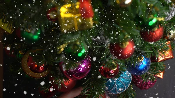 La temporada de felicitación concept.hand ajuste de los adornos en una Navidad — Foto de Stock