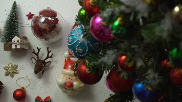 Gruß-Saison-Konzept. Hand-Setzen von Ornamenten auf Weihnachten — Stockfoto